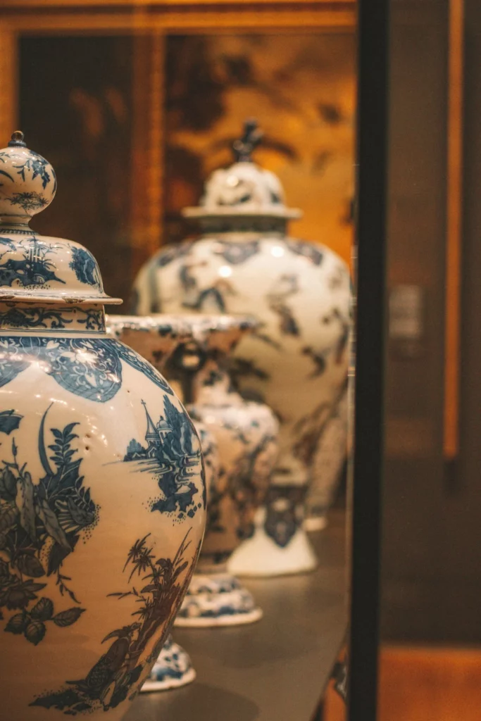 Urnes funéraires en porcelaine chinoise peintes de motifs bleus et blancs.
